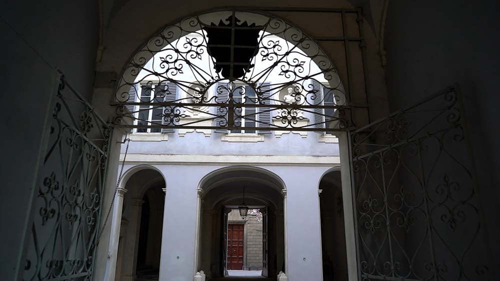 A detail of the main entrance from Palazzo Sergardi Biringucci video Palazzo Sergardi Biringucci video - detail 2