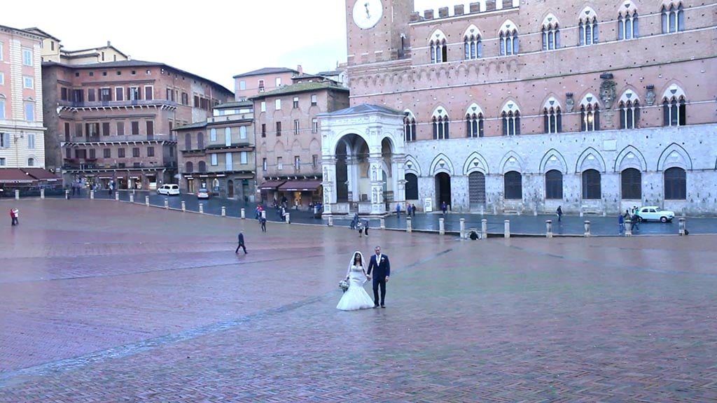 The bride and groom in the beautiful city centre of Siena, Piazza del Campo. Wedding videographer Tuscany: The bride and groom in the beautiful city centre of Siena, Piazza del Campo.