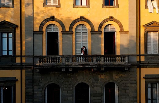 Tenuta di Monaciano wedding video: The facade of the Tenuta Monaciano villa with the newlyweds kissing on the balcony - Featured image